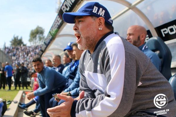 O ex-jogador Maradona, hoje técnico Gimnasia y Esgrima La Plata