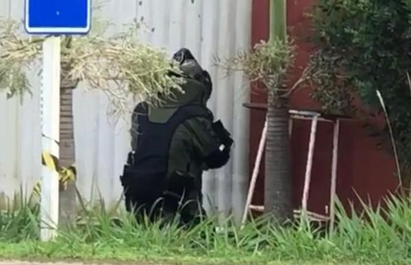 Militar realiza visualização do material explosivo, no portão da casa de candidato a prefeito, em Governador Linbenberg