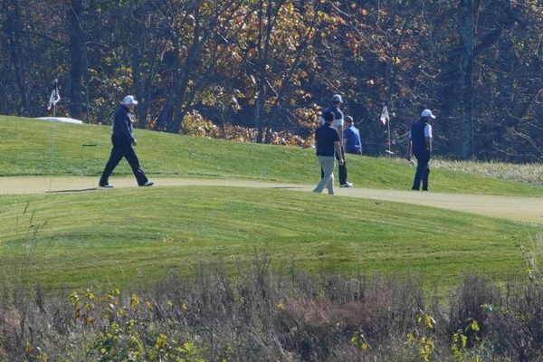 O presidente Donald Trump joga golfe no campo Trump National Golf logo após a mídia declarar o candidato democrata dos EUA à presidência, Joe Biden, o vencedor da eleição presidencial dos EUA de 2020, em Sterling, Virgínia