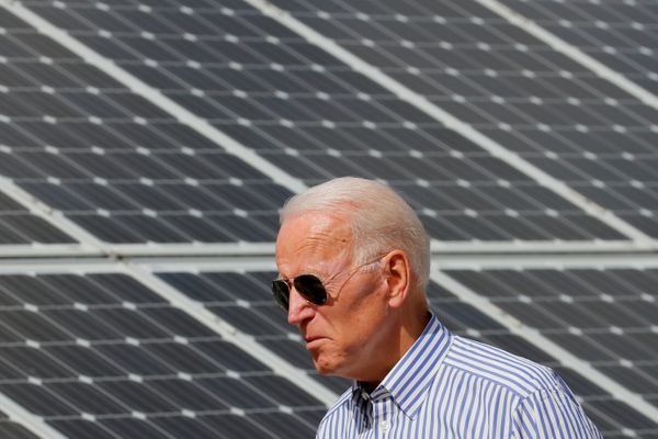 O presidente eleito Joe Biden caminha em frente a um painel solar em Plymouth, New Hampshire, nos EUA