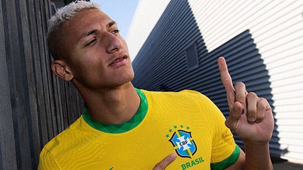 Atacante capixaba Richarlison com a nova camisa da seleção brasileir