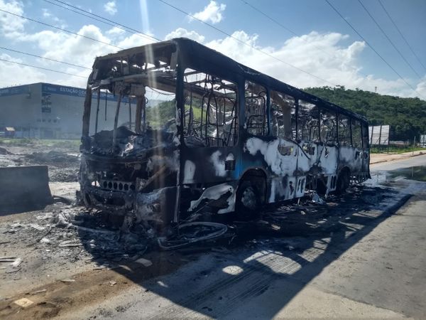 Grupo de aproximadamente 15 homens ateia fogo em ônibus em Itacibá