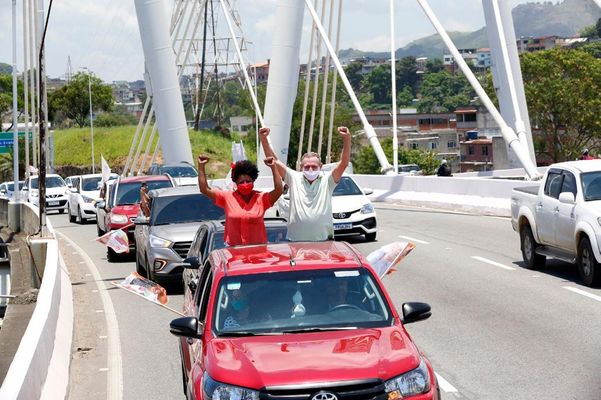 João Coser e Jackeline Rocha fizeram carreata neste domingo (8) por vários bairros de Vitória, saindo de Mário Cypreste e indo até a Praia de Camburi por Sérgio Cardoso/Assessoria João Coser