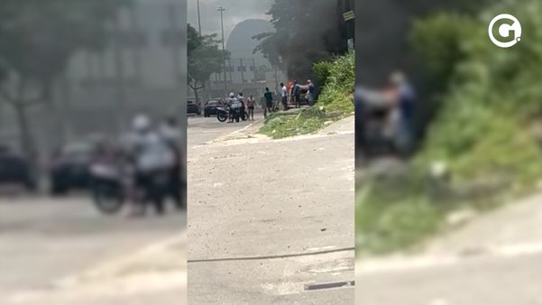 Kombi pega fogo na avenida Carlos Lindenberg, em Vila Velha