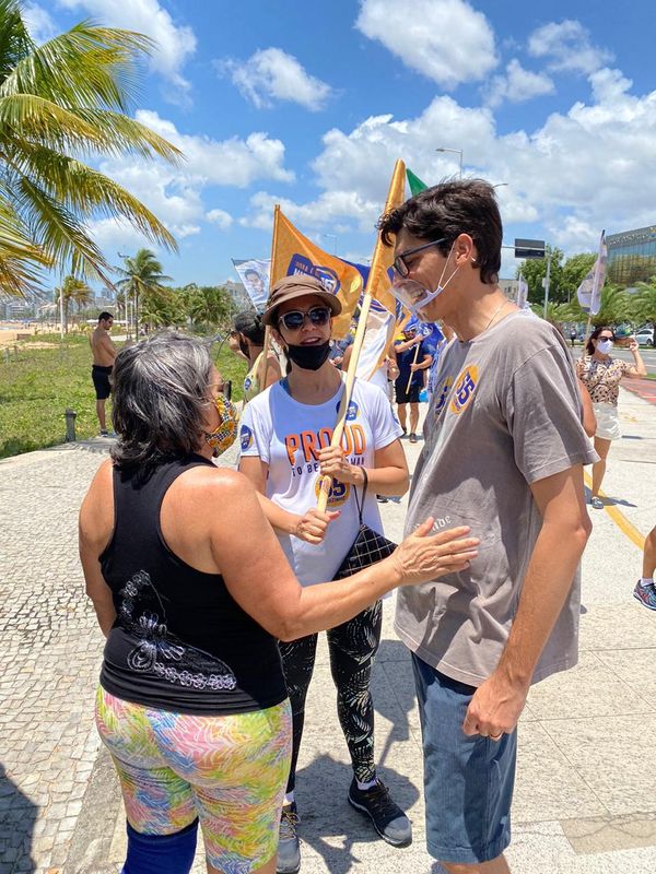 Mazinho (PSD) fez caminhada na orla de Camburi neste domingo (8) por Lucano Brito/Divulgação
