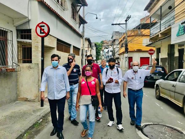 Namy Chequer (PCdoB), à direita, fez caminhada por feiras e bairros de Vitória neste domingo (8) ao lado de apoiadores por Namy Chequer/Divulgação