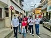 Namy Chequer (PCdoB), à direita, fez caminhada por feiras e bairros de Vitória neste domingo (8) ao lado de apoiadores(Namy Chequer/Divulgação)