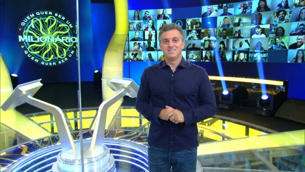 O apresentador Luciano Huck em cenário de seu Caldeirão do Huck, na Globo