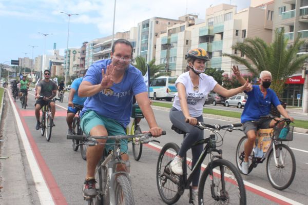 Sergio Sá (PSB) e a vice Laís Garcia (Rede) fizeram passeio de bicicleta pela orla de Camburi neste domingo (8) por Carolina Teodoro/Divulgação