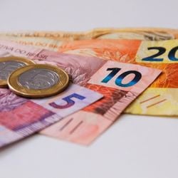 Artigos de residência e alimentação lideram queda; dados do Índice de Preços ao Consumidor Amplo foram divulgados nesta quarta-feira (10) pelo IBGE