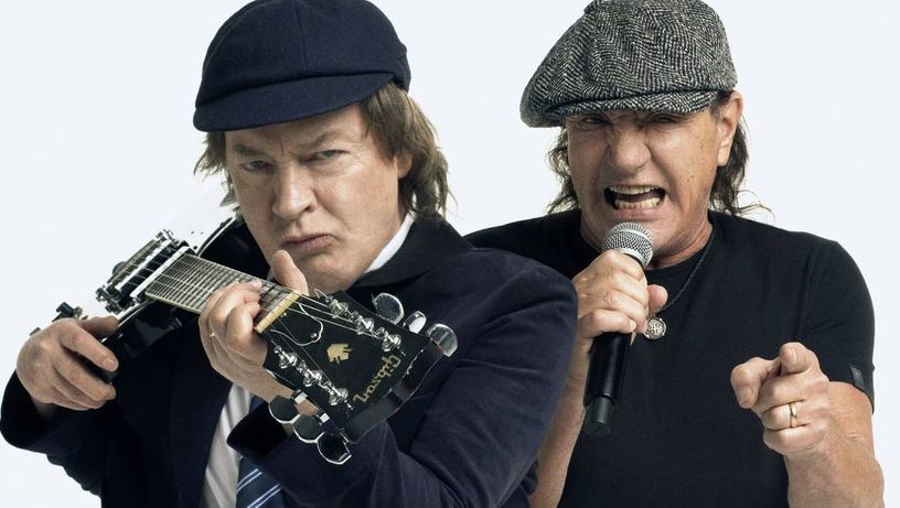 O guitarrista Angus Young e o vocalista Brian Johnson, da banda de hard rock AC/DC