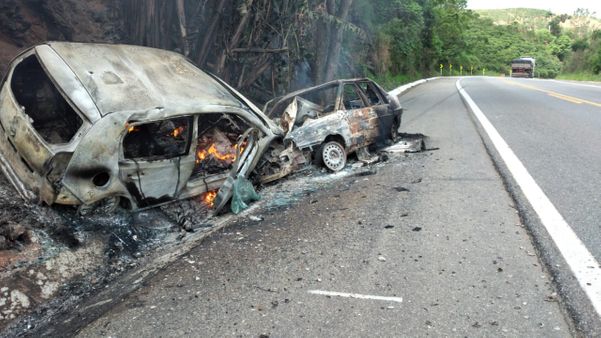 Carros pegaram fogo após batida na BR 262 