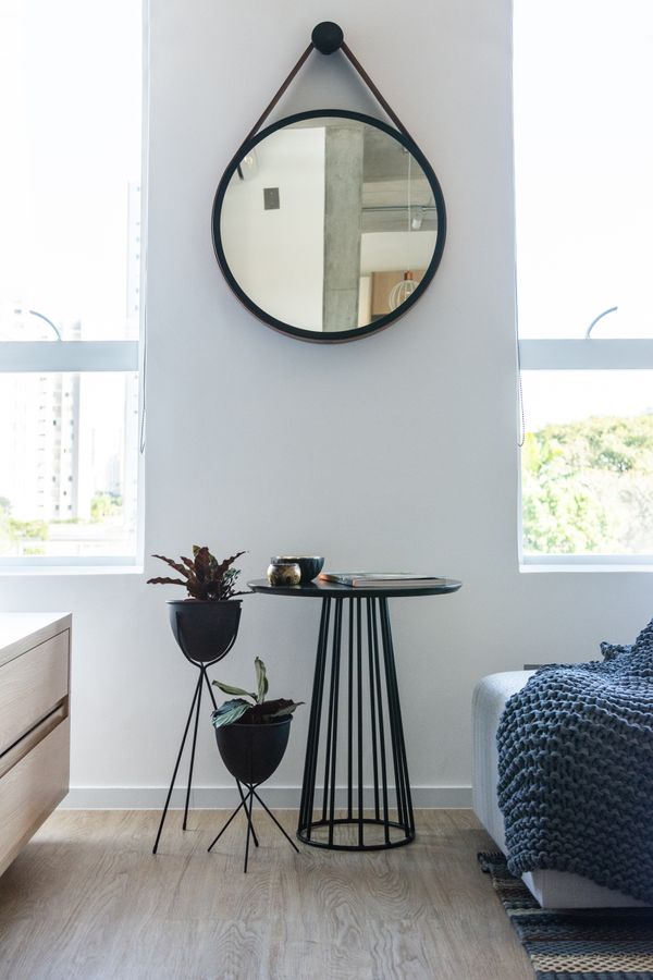 Nessa sala de estar, o espelho Adnet foi posicionado de forma a refletir um ponto mais neutro para a foto, além de dar ainda mais charme à decoração | Projeto: Liv’n Arquitetura |