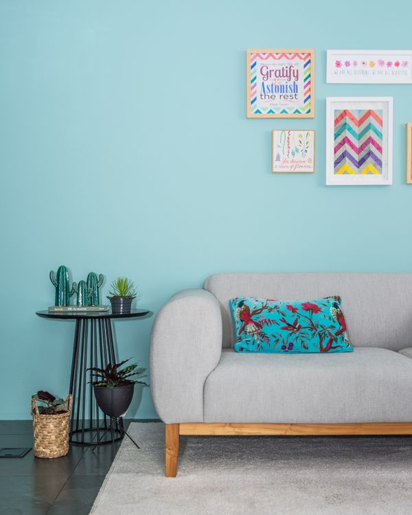 Nessa sala, o tom de azul esverdeado e as cores presentes na gallery wall criaram um cantinho super instagramável | Projeto: Liv’n Arquitetura |