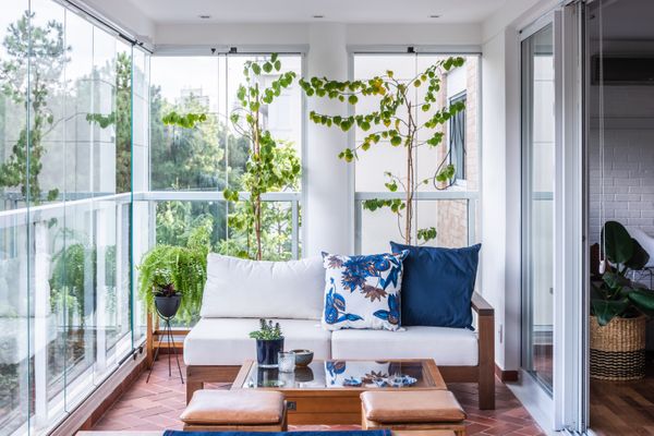 Nessa varanda, o tom de verde das plantas fez um lindo contraste com o branco, o azul e o marrom do piso | Projeto: Liv’n Arquitetura