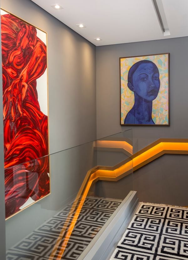 Nesse projeto, o tom de cinza das paredes permitiu que os outros elementos se destacassem com cores mais vibrantes | Projeto: Altera Arquitetura