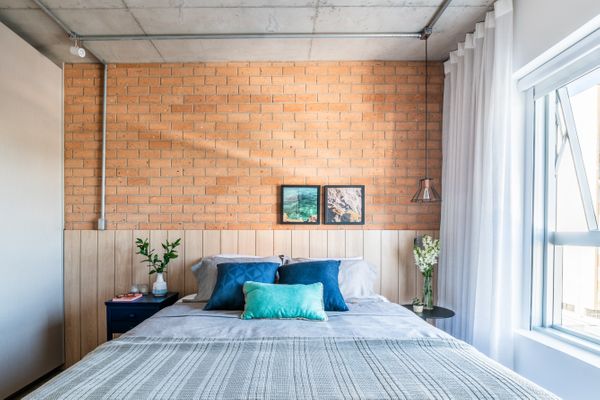 Nesse quarto, o revestimento de tijolinhos, além de manter a temperatura agradável, se tornou destaque em contraste com as paredes brancas | Projeto: Liv’n Arquitetura |