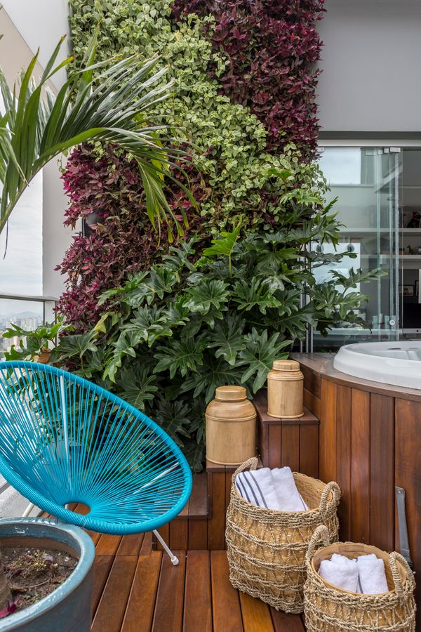 O jardim vertical funciona como um lindo fundo para as fotos | Projeto: Altera Arquitetura |