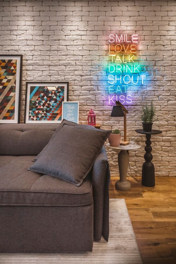 Os letreiros de LED com cores diferentes valorizaram o cantinho da sala de estar | Projeto: Altera Arquitetura |