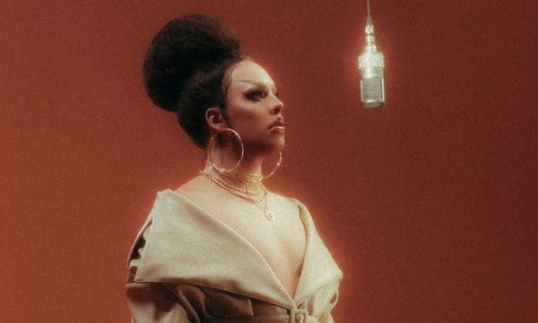  A cantora drag queen Gloria Groove, no clipe de 'Sinal'