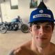 Imagem - Chay Suede aparece com visual de Senna, cabelos compridos e boné do banco Nacional