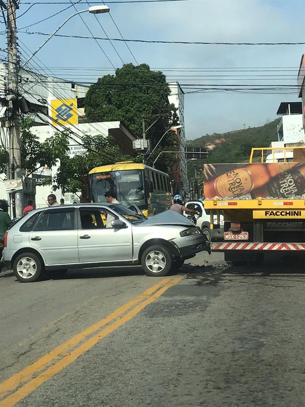 A colisão entre um caminhão e um carro deixou uma pessoa com ferimentos leves