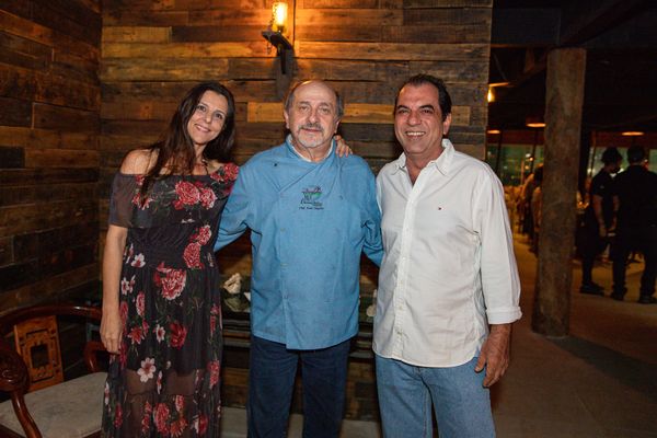 O chef Assis Teixeira assina o novo cardapio do repaginado KATAKAS em Guarapari, os proprietários Claudio Hilel e Carolina Nogueira.