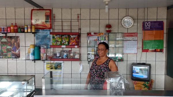 Paulina Fiusa, de 67 anos, dentro de sua lanchonete em São Torquato