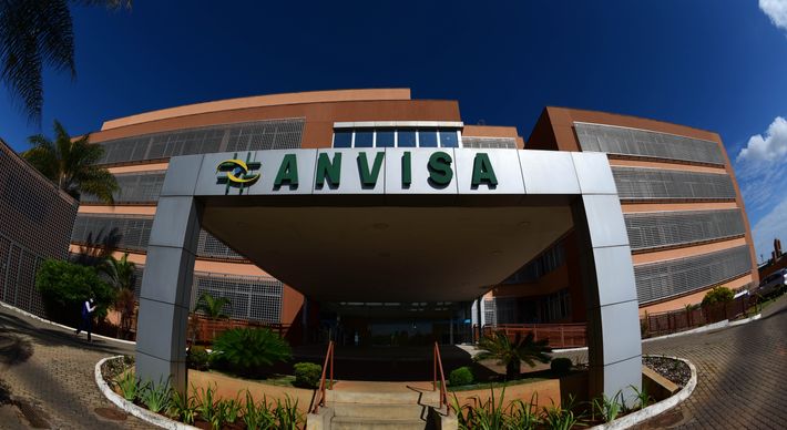 A agência pondera que essa autorização emergencial não substituirá a necessidade de a fabricante obter posteriormente o registro do produto