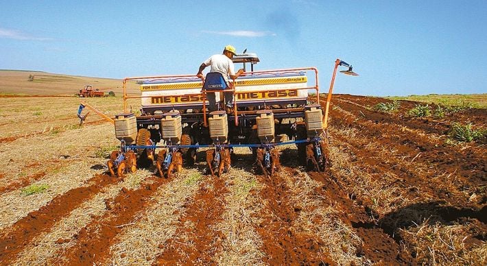 A contratação utilizará recursos próprios da poupança rural, com taxa de 7,5% ao ano e prazo de até seis anos
