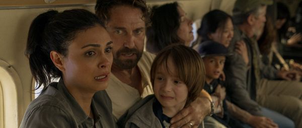 Gerard Butler, Roger Dale Floyd e Morena Baccarin em cena de 