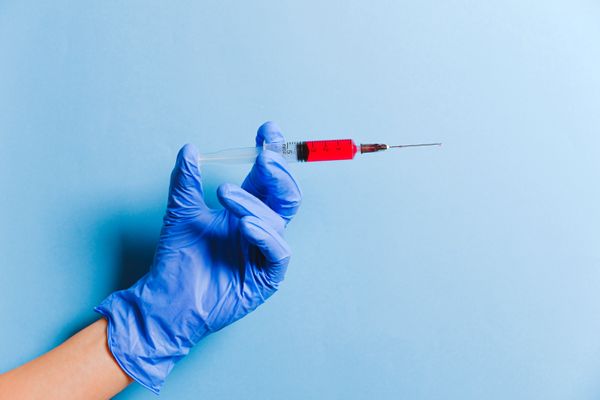 Pfizer e a BioNTech fecharam um acordo para fornecer 200 milhões de doses de vacina contra a Covid-19