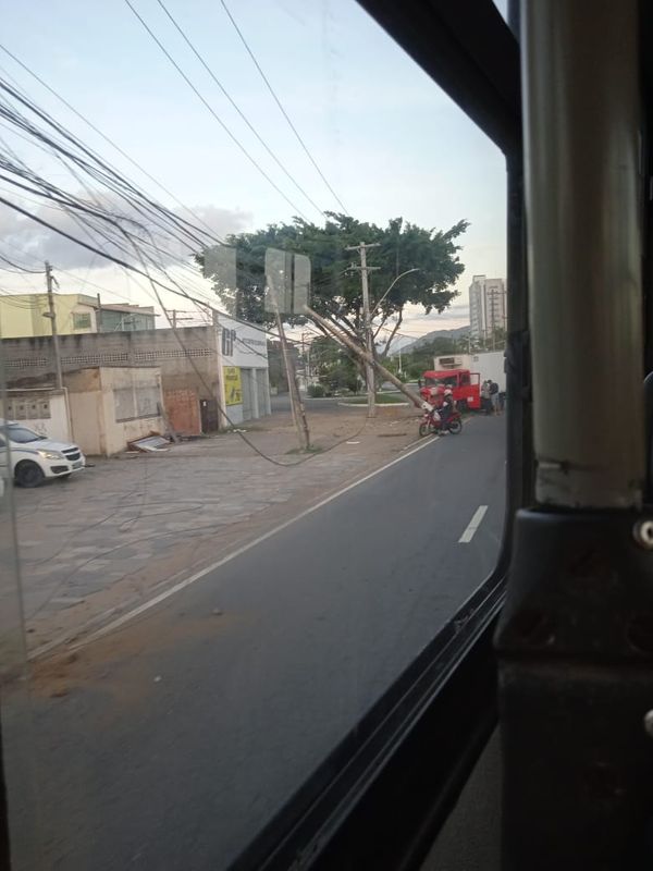 Um caminhão bateu em poste