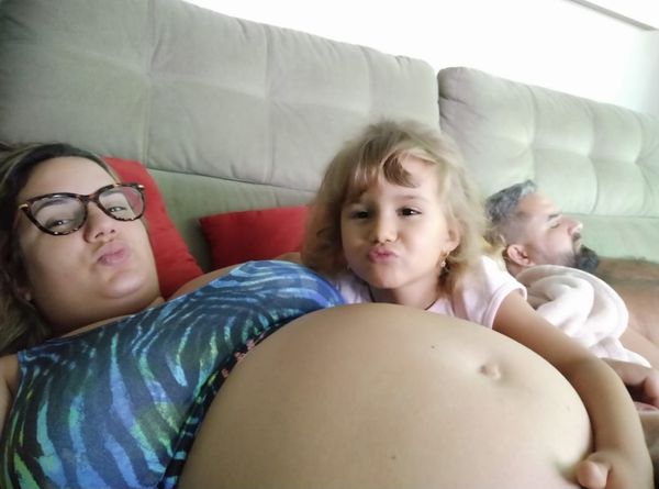 Thaísa, ainda grávida de João Guilherme, junto da filha Melissa e do marido Fabricio