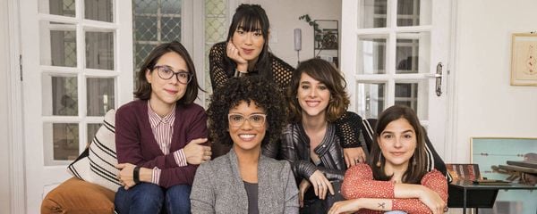 Benê (Daphne Bozaski), Tina (Ana Hikari), Ellen (Heslaine Vieira), Lica (Manoela Aliperti) e Keyla (Gabriela Medvedovsky) são as protagonistas da série 