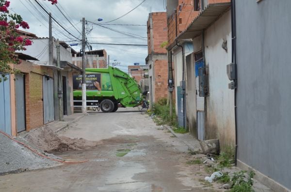 Caminhão de lixo faz coleta no bairro Terra Vermelha