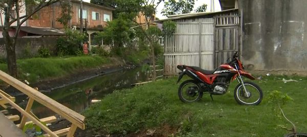 Jovem de 19 anos levou tiro na cabeça, perdeu o controle da moto e caiu em um valão, no bairro Santa Rita, em Vila Velha