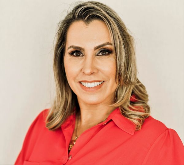 Maria Geovânia Ferreira, dentista, membro da Sociedade Brasileira de Odontologia Estética (SBOE) e da Sociedade Brasileira de Toxina Botulínica e Implantes Faciais na Odontologia (SBTI).