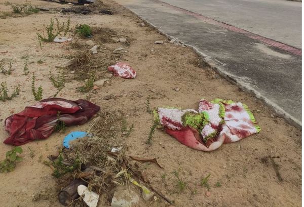 Panos com marcas de sangue foram encontrados em frente á casa onde ocorreu o duplo homicídio em Linhares