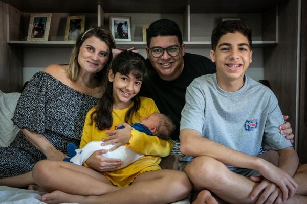 Paula (38), Alice (10) com o recém-nascido Bento no colo, Adesandro (38) e Iago (14). Enquanto pais e bebê passavam pelo tratamento de Covid, as crianças representavam o porto-seguro do lar