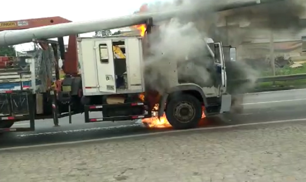 Veículo em chamas na Rodovia do Contorno, em Cariacica