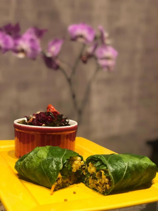 Wrap de couve com recheio de tropeiro de quinoa, com banana-da-terra e tofu defumado da Plant Gastronomia