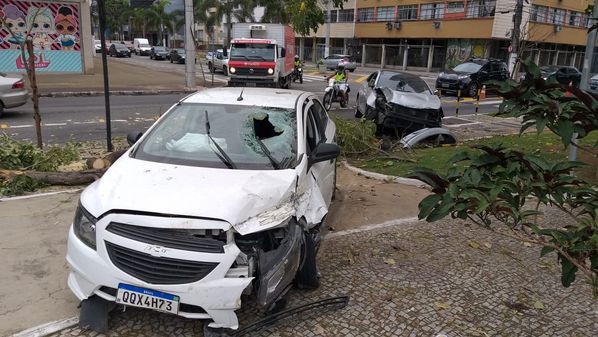 De acordo com informações da TV Gazeta, pelo menos uma pessoa foi socorrida e levada para o hospital. Dois carros invadiram a praça