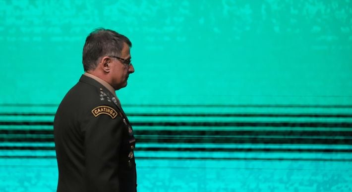 General praticava equitação quando sofreu acidente; militar está internado e passa bem