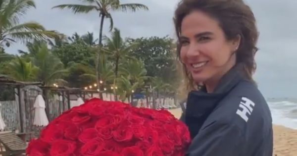 A apresentadora Luciana Gimenez ganhou buquê gigante de rosas vermelhas do ex Mick Jagger