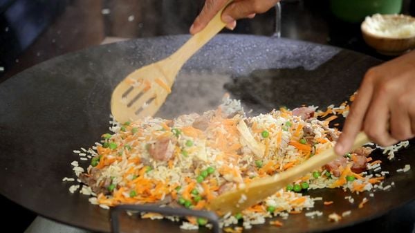 Arroz carreteiro preparado com sobras de churrasco pelo chef José Almiro