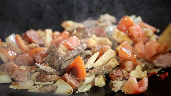 Mexidão preparado com sobras de churrasco pelo churrasqueiro José Almiro