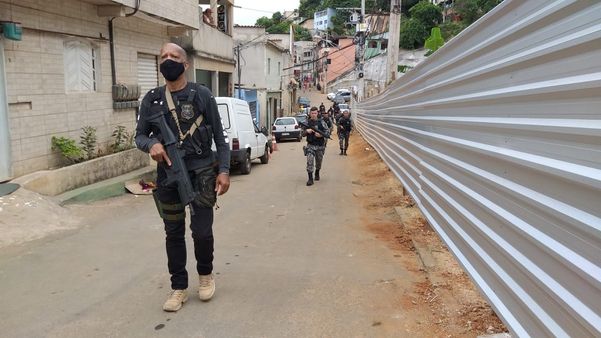 Policiais fazem ação de saturação em bairros do Complexo da Penha, em Vitória, nesta sexta-feira (13)