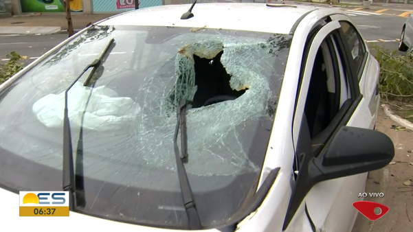 Um dos veículos ficou com o parabrisa destruído após acidente na Praça do Cauê, em Vitória