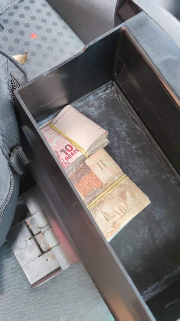 Carro com armas e material político é apreendido em em Itaguaçu